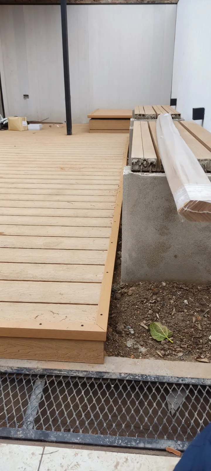 Deck WPC en jardín exterior