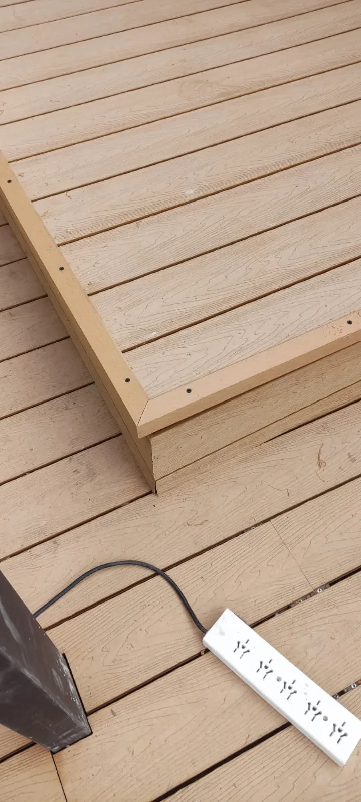 Deck WPC instalado alrededor de pileta