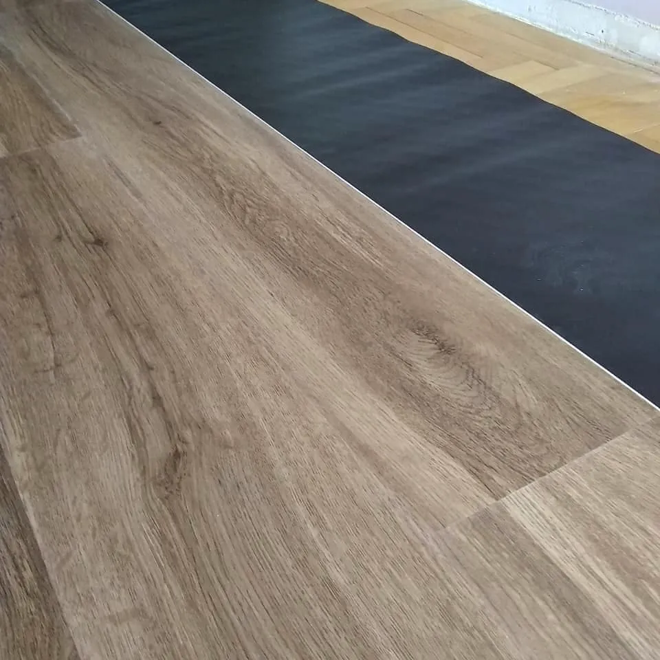 Piso vinílico SPC instalado impermeable