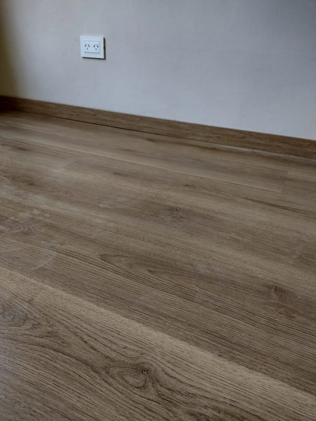 Zócalos de madera y PVC en múltiples colores y perfiles